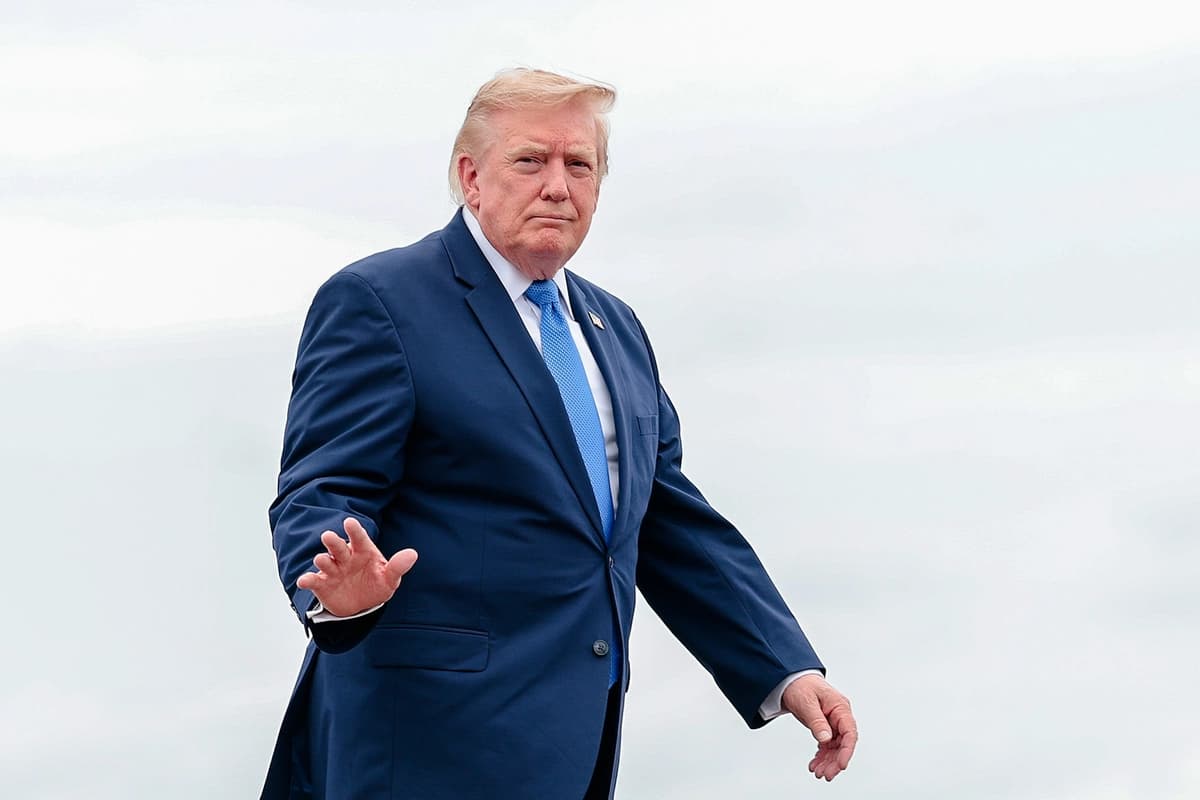 El presidente Donald Trump se prepara para subir al Air Force One en el Aeropuerto Municipal de Morristown, en Morristown, Nueva Jersey, el 2 de agosto de 2026. (Anna Moneymaker/Getty Images)