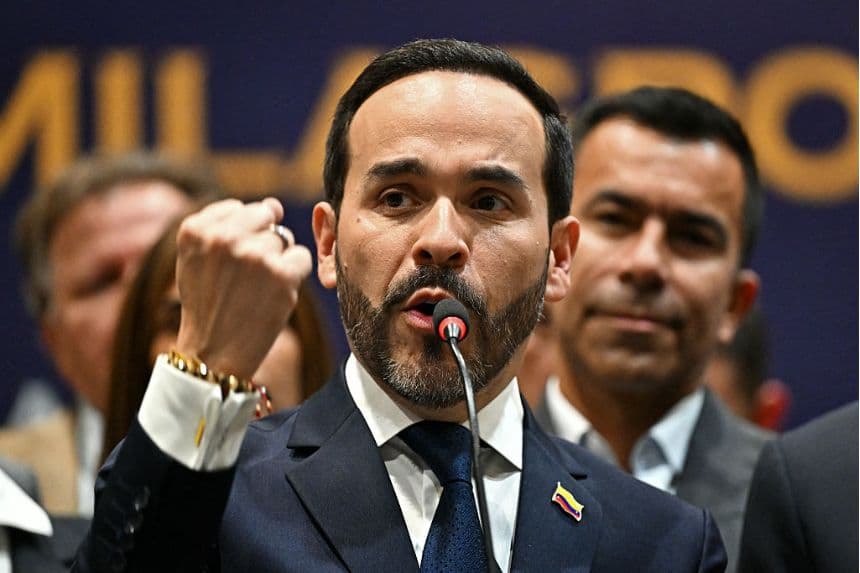 El presidente electo de Colombia, Abelardo de la Espriella, habla durante una conferencia de prensa en Bogotá, el 30 de julio de 2026. (Luis ACOSTA / AFP vía Getty Images)