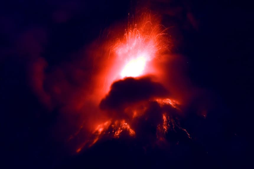 Crece la actividad del volcán de Fuego; autoridades evacúan dos aldeas guatemaltecas