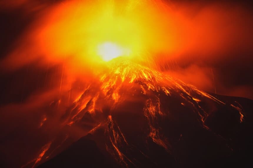 Guatemala evacúa a cientos de aldeanos tras la erupción del volcán de Fuego