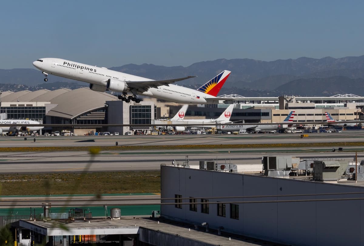 Un avión despega del Aeropuerto Internacional de Los Ángeles, el 27 de enero de 2026. (John Fredricks / The Epoch Times).
