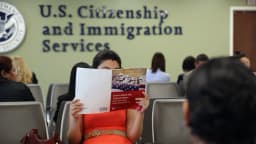 EE. UU. exigirá a algunos inmigrantes fianzas de 250,000 dólares para la obtención de visas