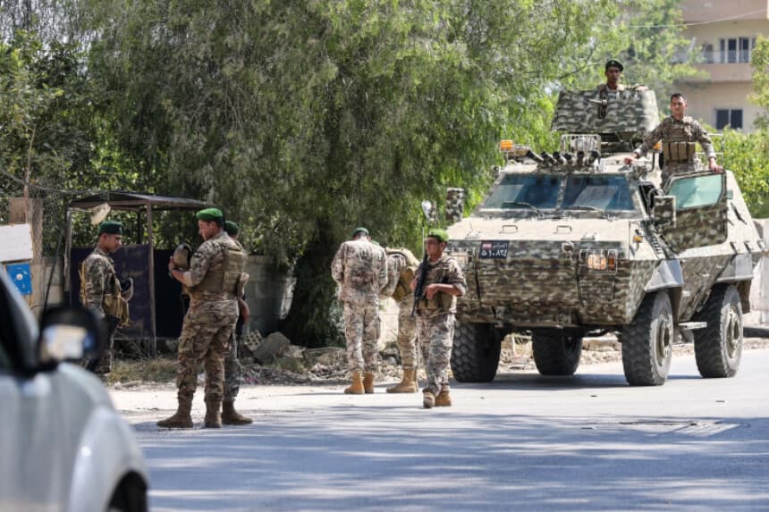 Soldados libaneses se reúnen en una carretera tras su despliegue en la ciudad sureña de Srifa, el 21 de julio de 2026. (Mahmoud Zayyat/AFP vía Getty Images).