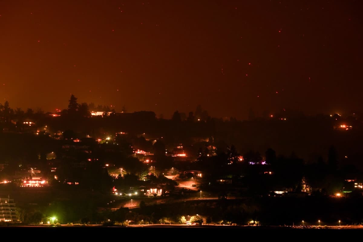 "Era una zona de guerra": los sobrevivientes describen la evacuación tras los incendios forestales en la Columbia Británica