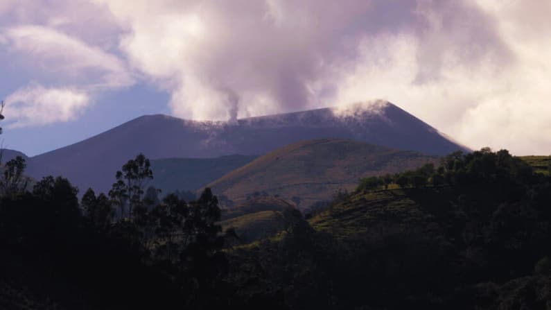 Ceniza del volcán Puracé complica la actividad aérea en el suroeste de Colombia