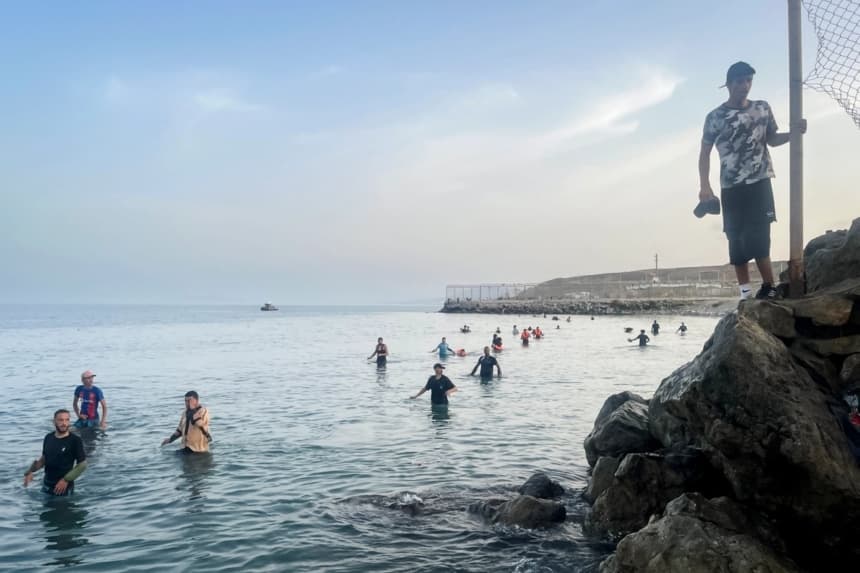 Instan a la UE a usar toda la influencia disponible contra Marruecos tras oleada de migrantes en Ceuta