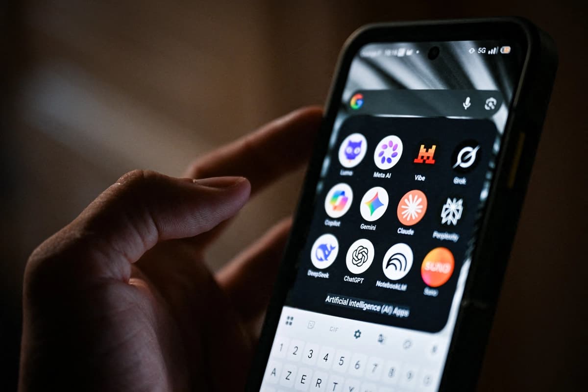 Un teléfono inteligente muestra los íconos de algunas de las principales aplicaciones basadas en inteligencia artificial, incluyendo Meta AI, Grok, Gemini, Perplexity, DeepSeek y ChatGPT, en Saint-Mande, Francia, el 15 de julio de 2026. (Martin Lelievre/AFP vía Getty Images).