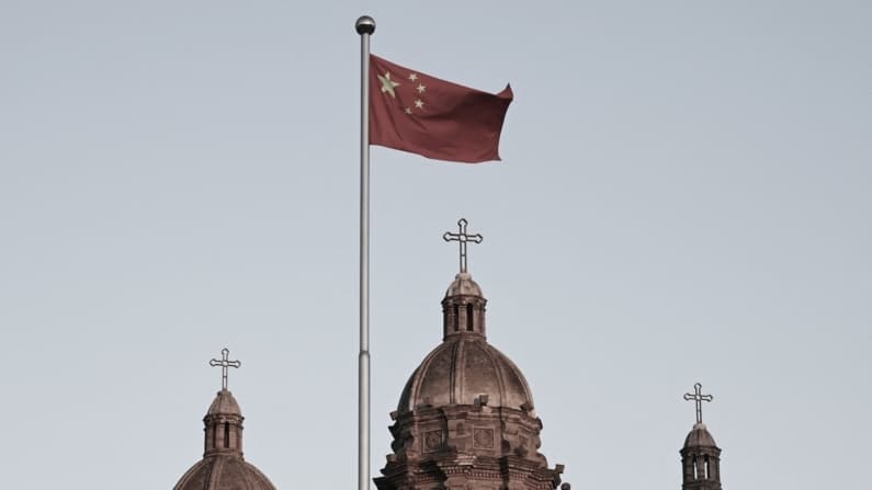 Escrutinio religioso de China se extiende de trabajadores de hospitales públicos a padres de estudiantes
