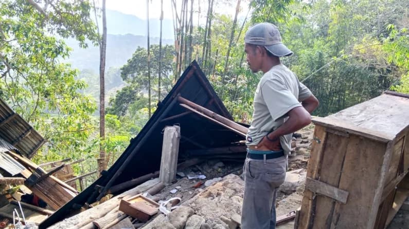 Terremoto de magnitud 7.7 sacude costa de Indonesia, derriba edificios y deja al menos 2 muertos