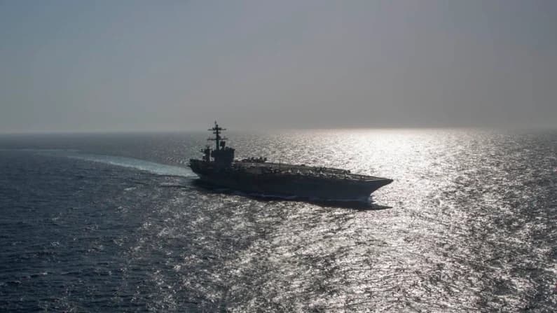 Desde el USS Lincoln, el jefe del CENTCOM reconoce el desempeño de sus marinos