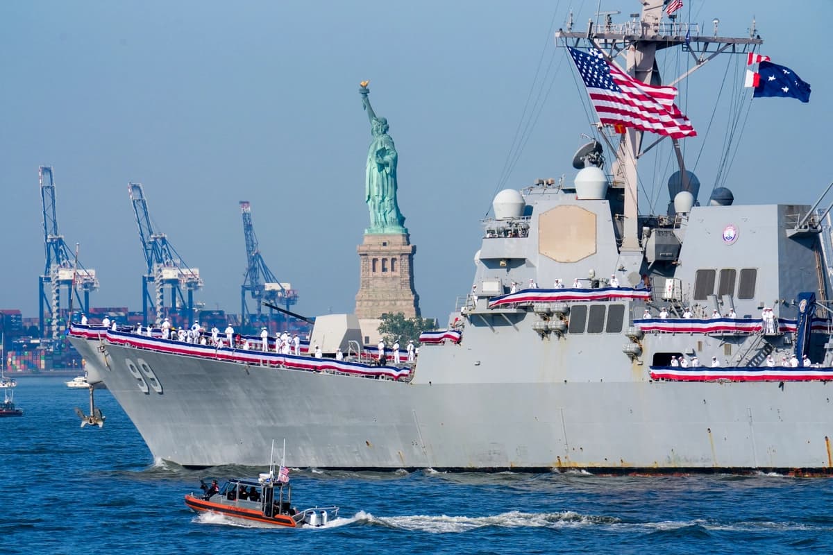 El destructor USS Farragut (DDG-99), de la clase Arleigh Burke de la Armada de los Estados Unidos, navega junto a la Estatua de la Libertad antes del desfile naval Sail4th 250 en el puerto de Nueva York, con motivo del 250 aniversario de la Independencia de los Estados Unidos, el 4 de julio de 2026. (Ryan Murphy/AFP vía Getty Images)