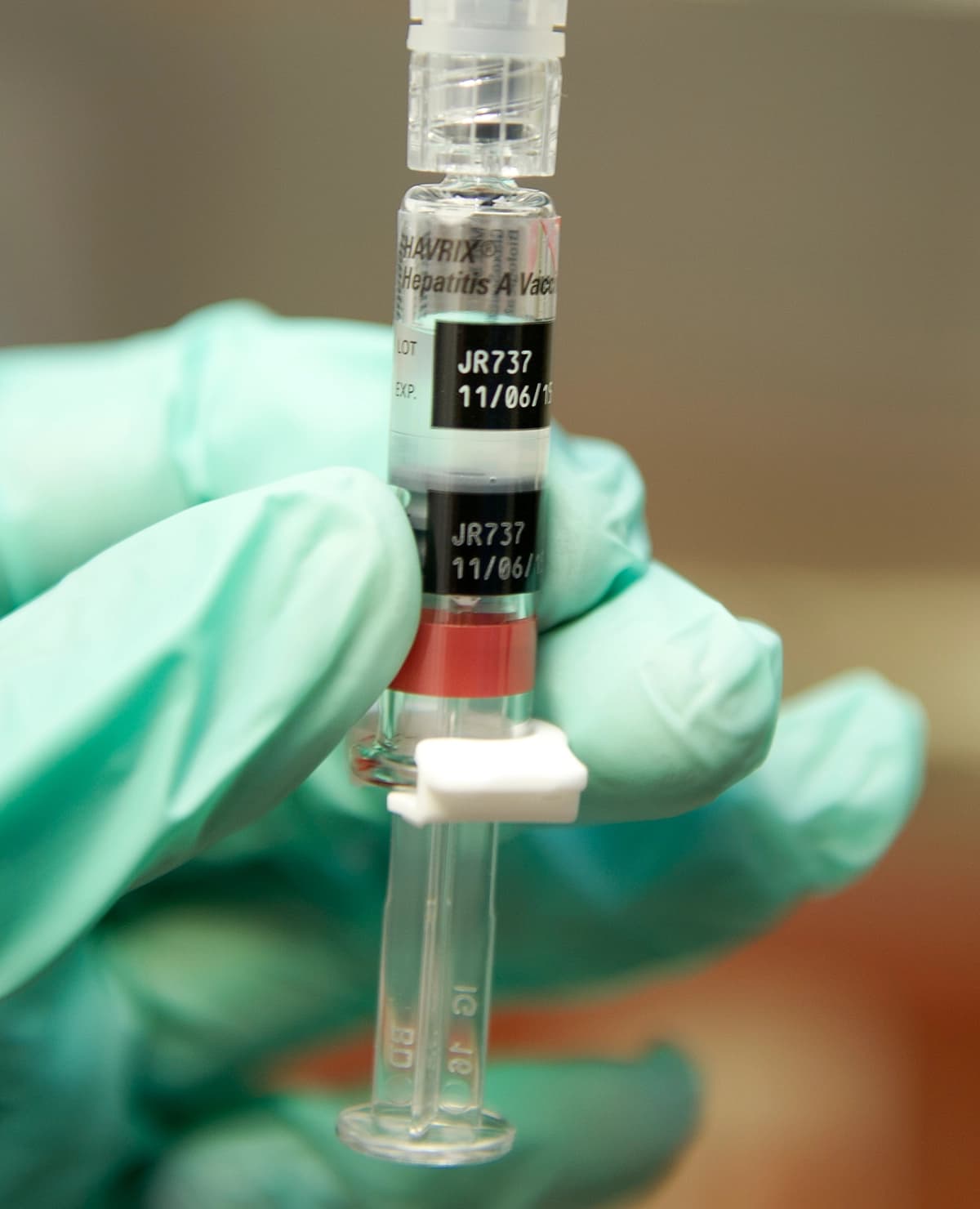 En esta foto de archivo, una enfermera prepara una vacuna contra la hepatitis. (Robyn Beck/AFP vía Getty Images)