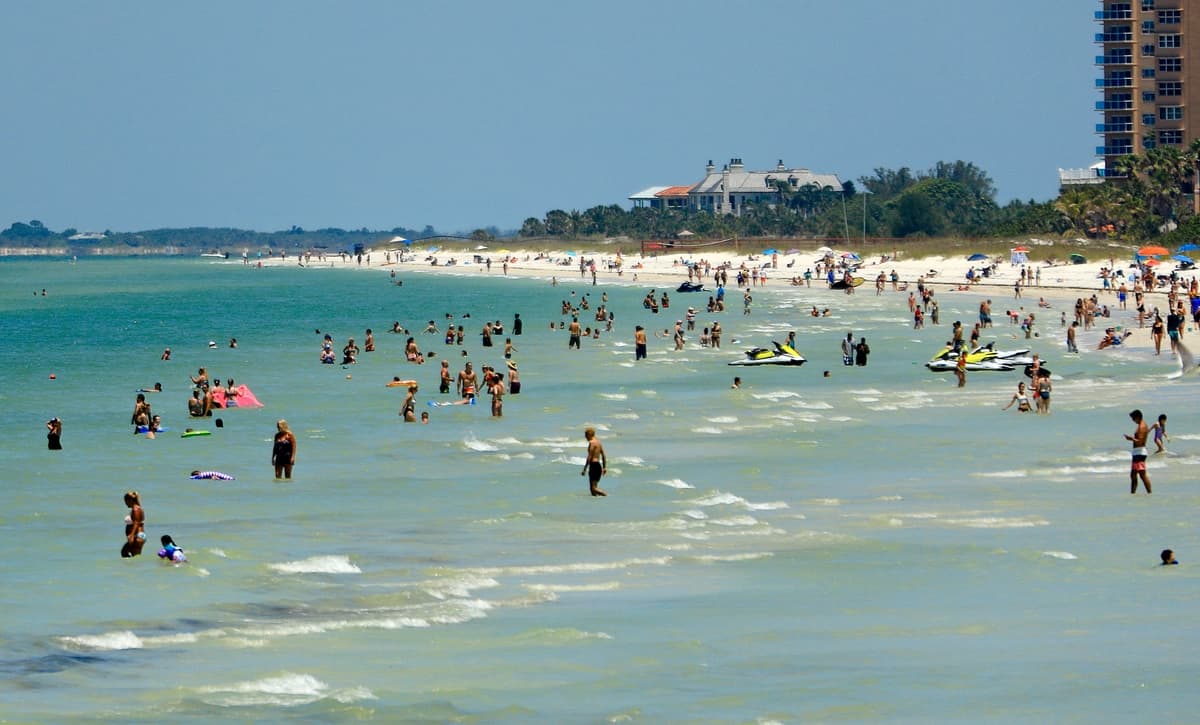 Gente en la playa en Florida, en una foto de archivo. (Mike Ehrmann/Getty Images).