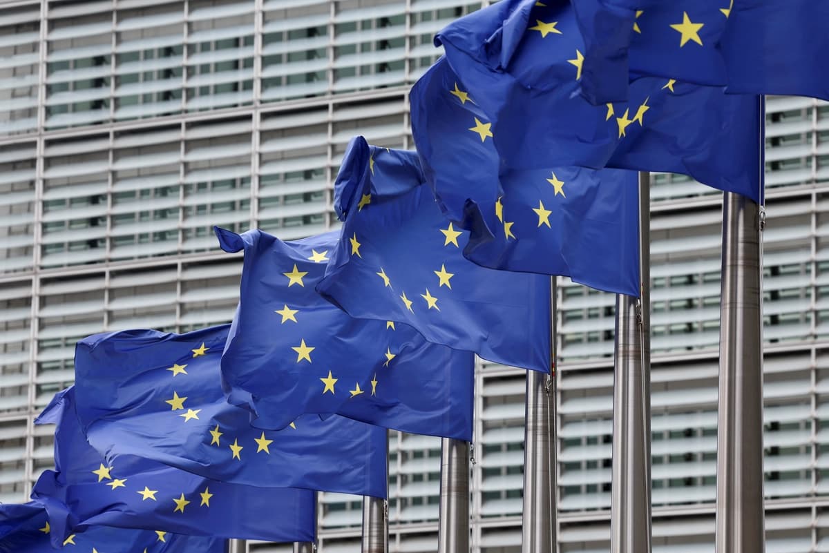 Banderas de la Unión Europea ondean frente a la sede de la Comisión Europea en Bruselas, Bélgica, el 16 de julio de 2025. (Yves Herman/Reuters).