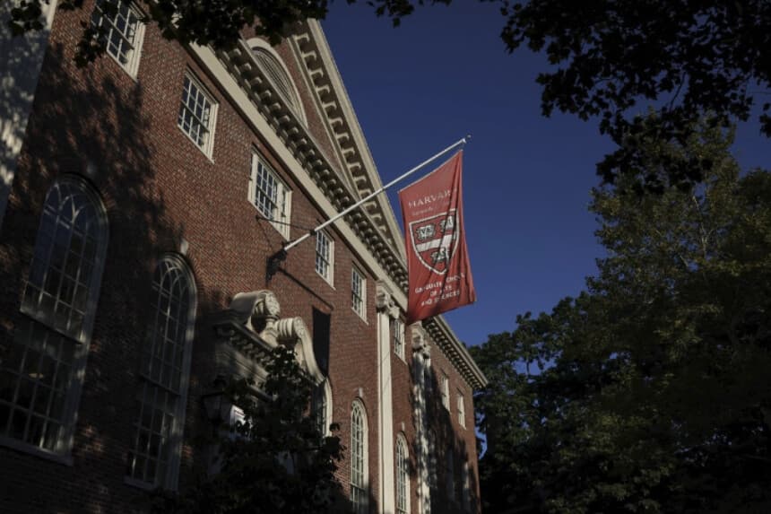 Una bandera ondea en el campus de la Universidad de Harvard en Cambridge, Massachusetts, el 4 de septiembre de 2025. (Shannon Stapleton/Reuters).