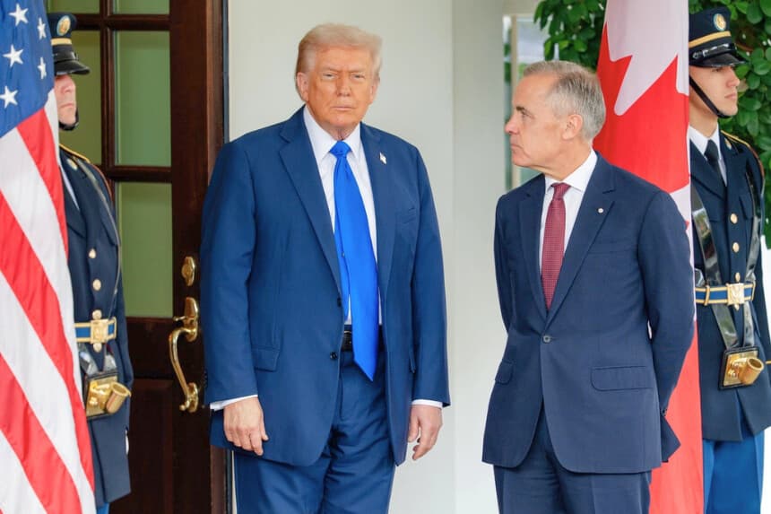 El presidente de EE. UU., Donald Trump, saluda al primer ministro canadiense, Mark Carney, en la Casa Blanca el 7 de octubre de 2025. (Madalina Kilroy/The Epoch Times).