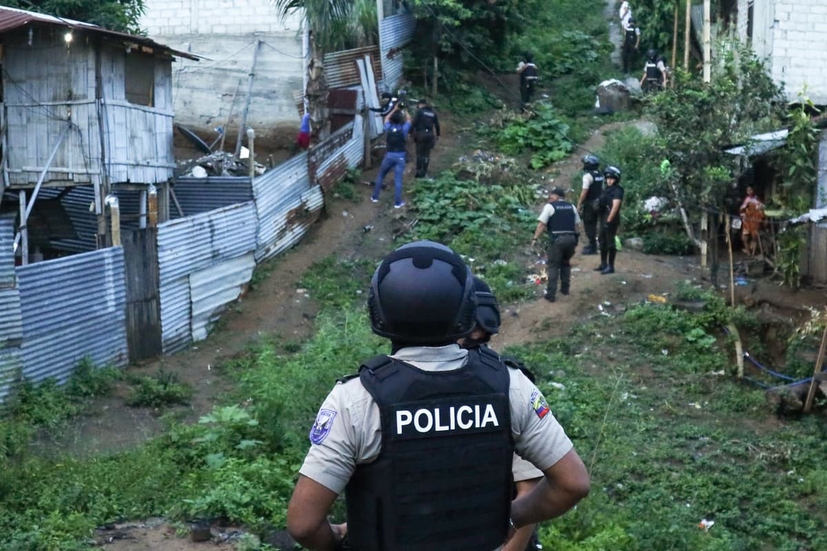 La policía lleva a cabo una operación de búsqueda de armas y drogas como parte de una iniciativa para combatir a los grupos criminales, en el barrio de Nueva Guayaquil, en Guayaquil, Ecuador, el 4 de abril de 2024. (César Muñoz/AP)
