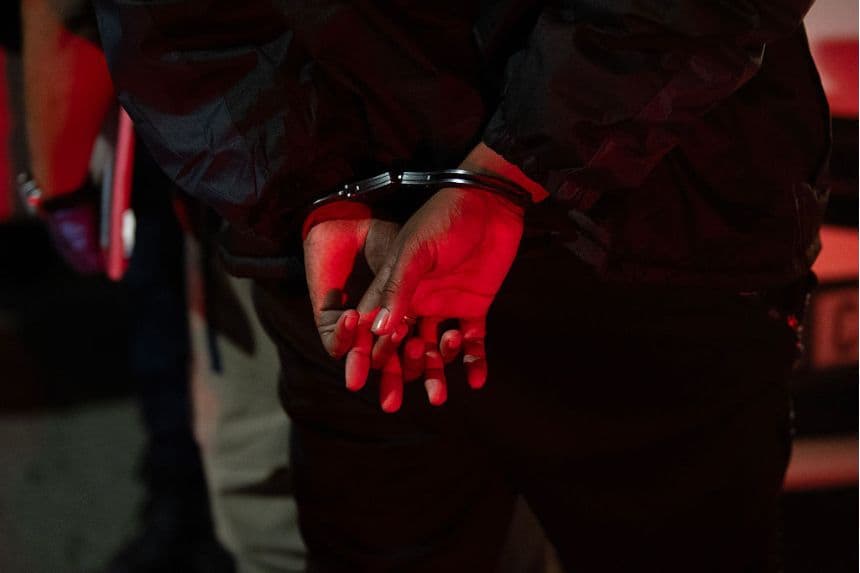 Detienen a dos mexicanos y tres africanos en redada contra sofisticado laboratorio de drogas en Sudáfrica