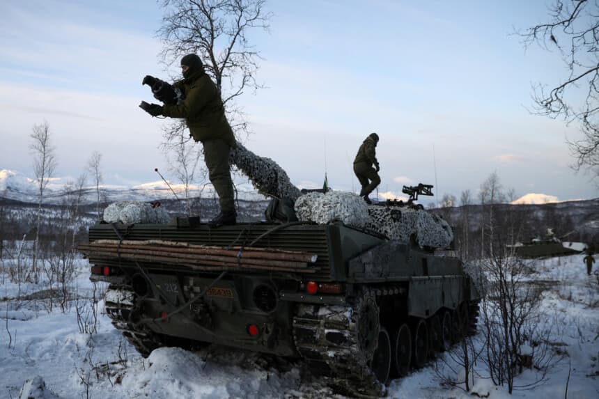 Soldados del Segundo Escuadrón de Tanques del Primer Batallón de la Brigada del Norte del Ejército Noruego preparan su tanque durante el ejercicio militar conjunto noruego-estadounidense "Reindeer 2" en Setermoen, Noruega, el 30 de octubre de 2019. (Stoyan Nenov/Reuters).