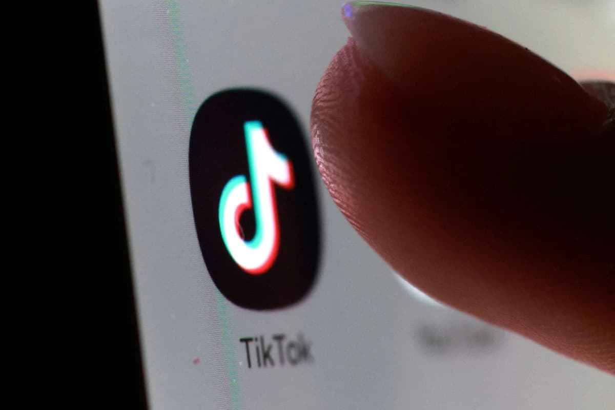 El ícono de la aplicación TikTok en un teléfono inteligente en esta ilustración tomada el 27 de octubre de 2025. (Dado Ruvic/Reuters)
