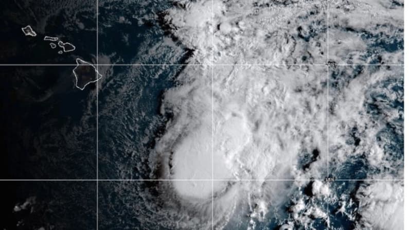 La tormenta tropical Moke trae fuertes lluvias a Hawái tras el huracán Lala