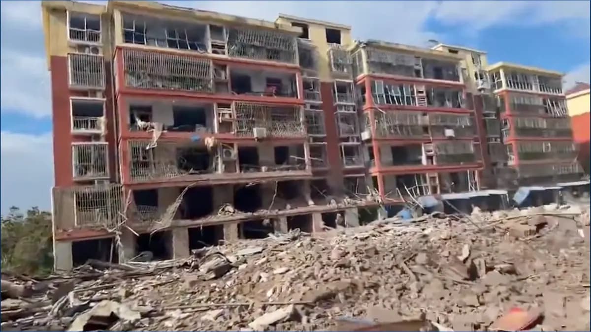 Una explosión destruyó una casa unifamiliar en Linyi, provincia de Shandong, alrededor de las 3 p. m. del 21 de agosto de 2026. Las ventanas y puertas de los edificios de apartamentos cercanos sufrieron daños importantes. (Captura de pantalla de The Epoch Times)