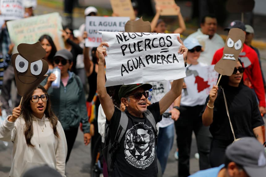 Habitantes de México alertan sobre agua contaminada en Agua KK Fest