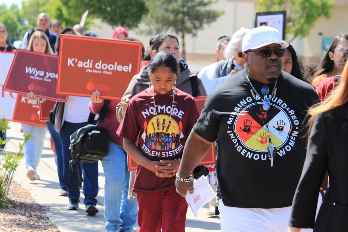 Tize W. Clark (a la derecha) y su hijo, Zion Clark (en el centro), participan en una marcha en honor a las personas nativas americanas e indígenas que han desaparecido o han sido asesinadas, en Albuquerque, Nuevo México, el 5 de mayo de 2025. (Susan Montoya Bryan/AP)