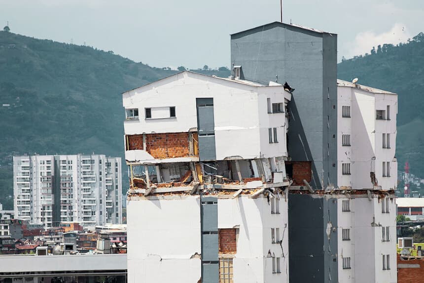 Sube a 331 la cifra de muertos por el terremoto de 7.4 en Colombia