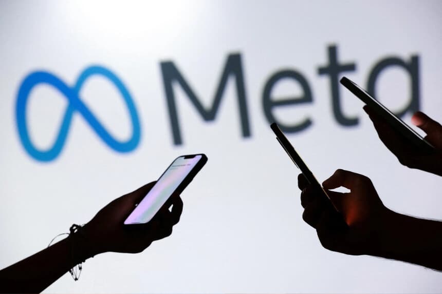 En esta ilustración tomada el 11 de septiembre de 2025, unos adolescentes posan para una foto sosteniendo teléfonos inteligentes frente al logotipo de Meta. (Dado Ruvic/Reuters).