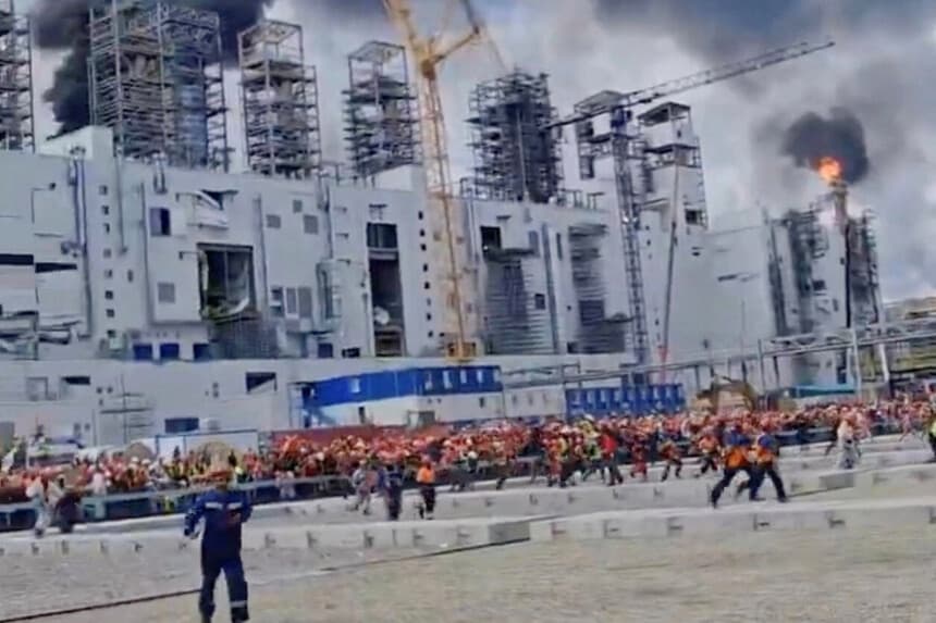 Los trabajadores huyen tras el incendio que se desató en el Complejo Químico de Gas de Amur, en Chernigovka, región de Amur, Rusia, el 25 de agosto de 2026, según esta captura de pantalla tomada de un video publicado en redes sociales. (Redes sociales/vía Reuters).
