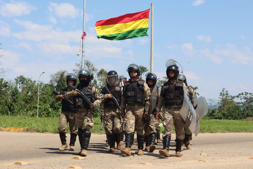 Amenaza de bloqueos activa operativo de militares y policías en el oriente de Bolivia