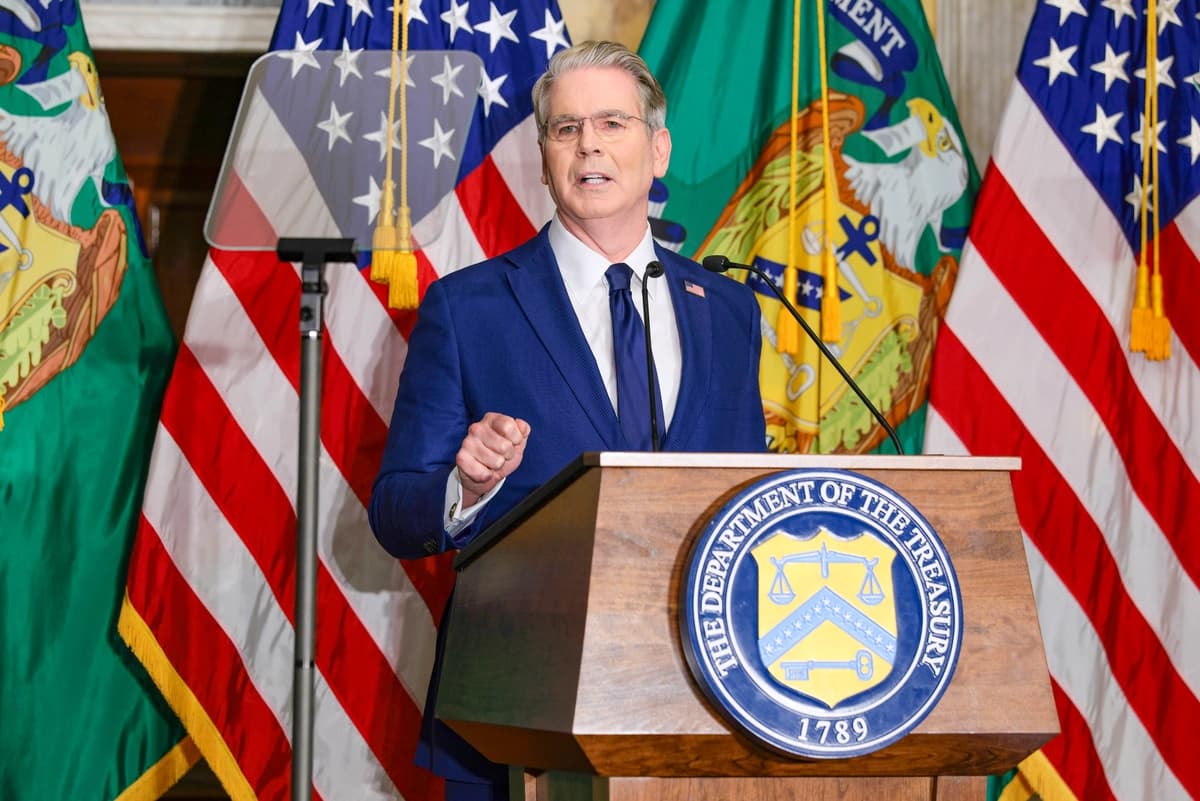 El secretario del Tesoro, Scott Bessent, anuncia un nuevo conjunto de sanciones contra Irán, describiéndolas como "un Día D económico", en la Sala de Caja del Departamento del Tesoro en Washington, el 24 de agosto de 2026. (Chip Somodevilla/Getty Images)