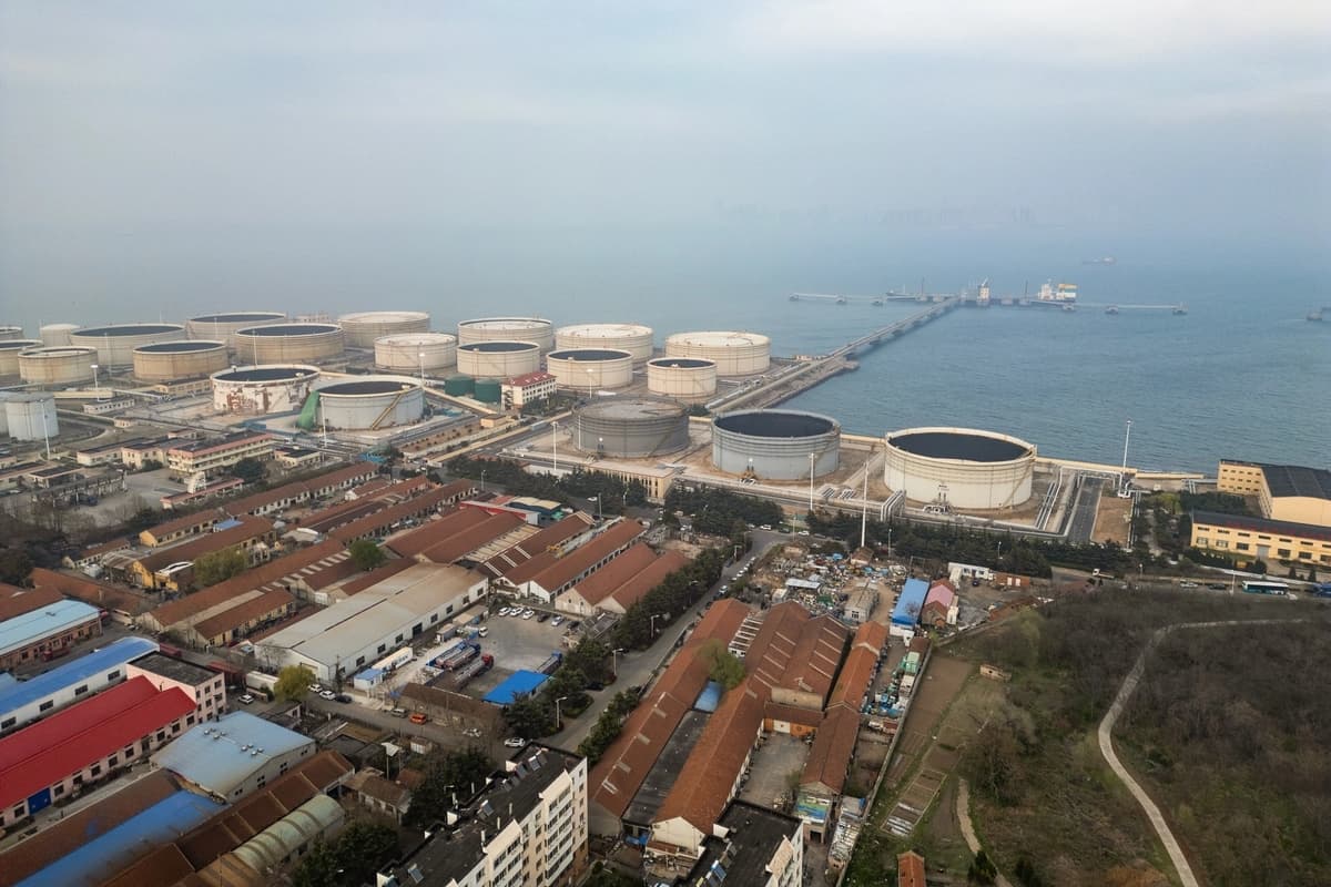 Tanques de petróleo almacenan crudo importado en la terminal de crudo del puerto de Qingdao, en la provincia de Shandong, China, el 12 de abril de 2026. (Personal/Getty Images)
