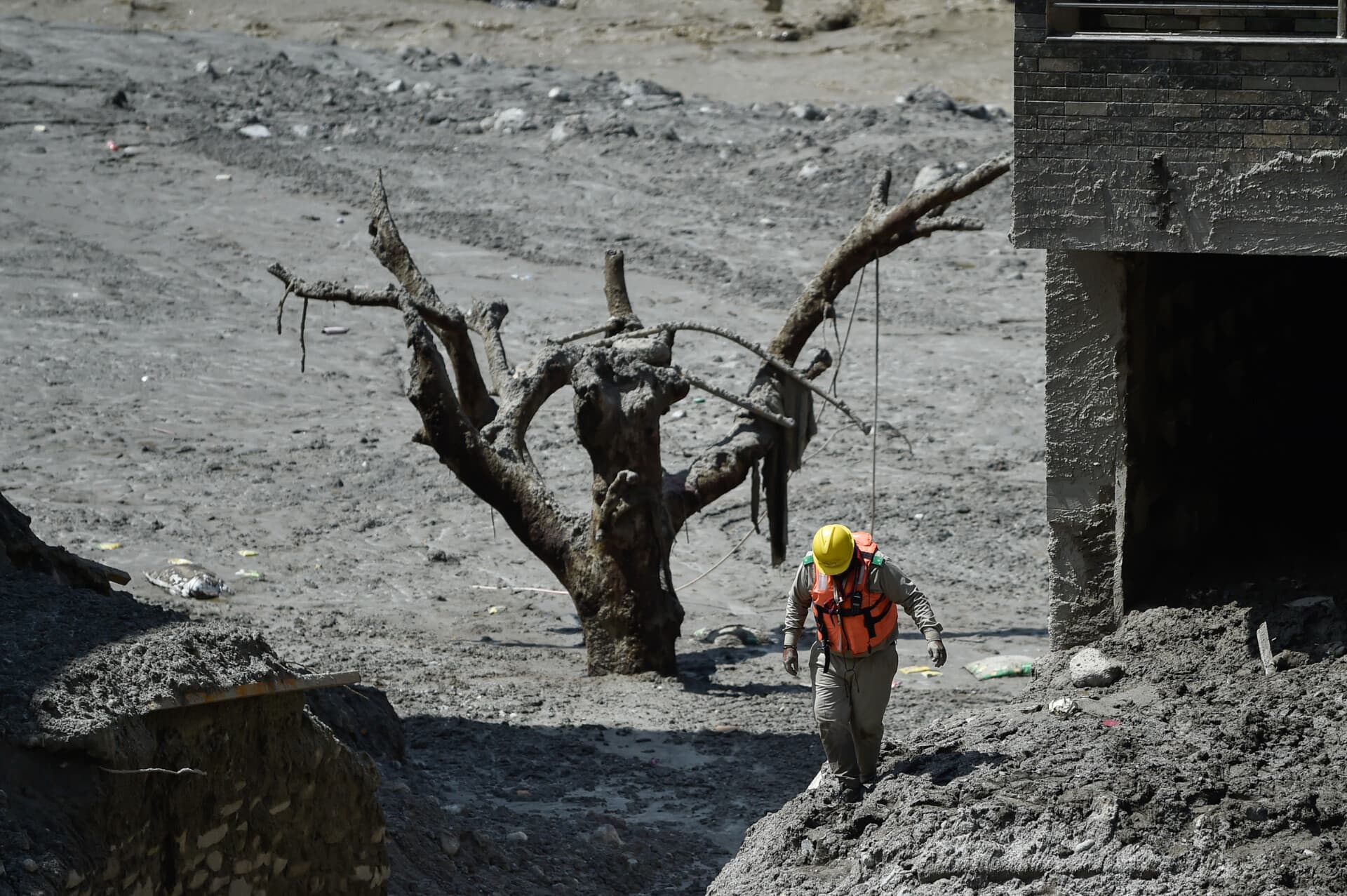 Niña de seis años sobrevive tras 60 horas atrapada en un hueco en Nepal