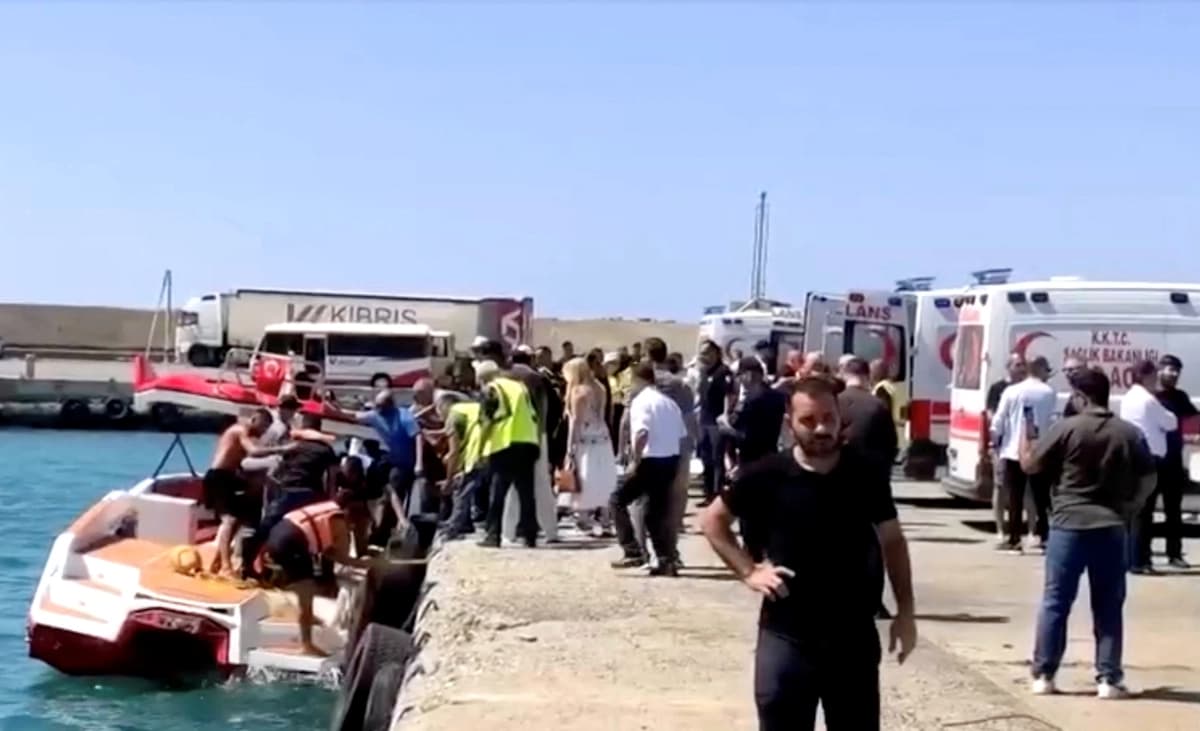 8 personas mueren tras el vuelco de un ferry con casi 270 pasajeros frente a Chipre