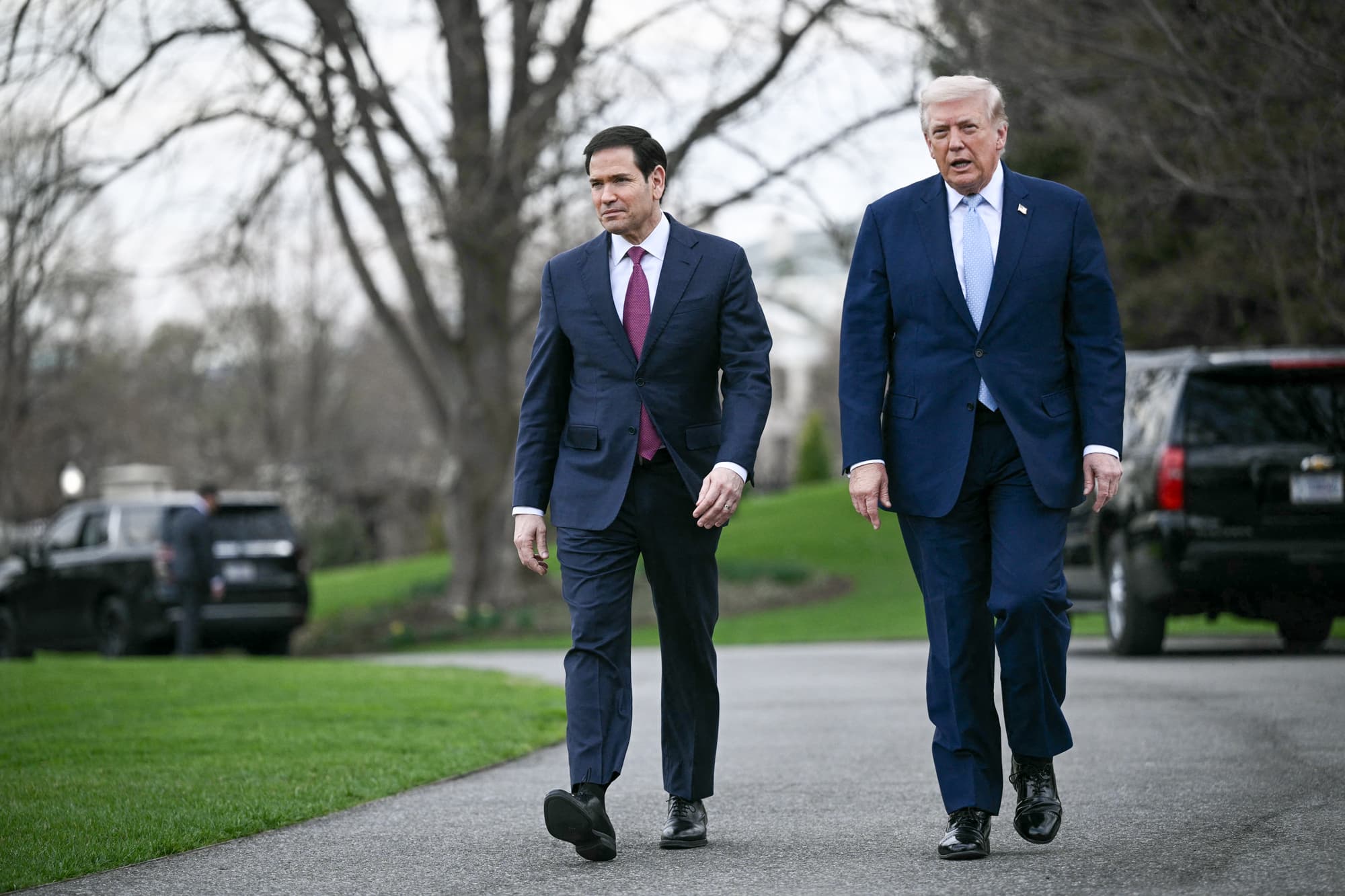 El presidente Donald Trump camina con el secretario de Estado estadounidense, Marco Rubio, cerca del jardín sur de la Casa Blanca en Washington el 20 de marzo de 2026. (Brendan Smialowski/AFP vía Getty Images)