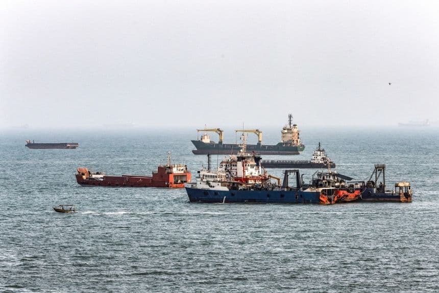Fuerzas estadounidenses atacan dos lanzacohetes iraníes en una isla del estrecho de Ormuz