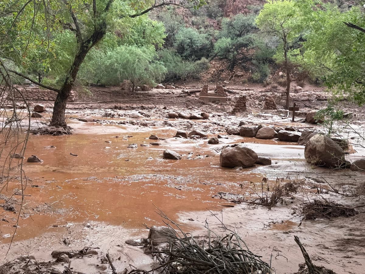 Restos de un puente sobre el arroyo Bright Angel en el Gran Cañón tras las inundaciones repentinas del 29 de agosto de 2026. (James Thompson/Servicio de Parques Nacionales vía AP)
