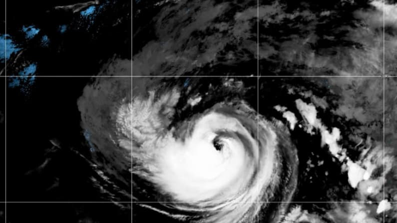 Con vientos de 233 km/h, Karina se convierte en huracán categoría 4