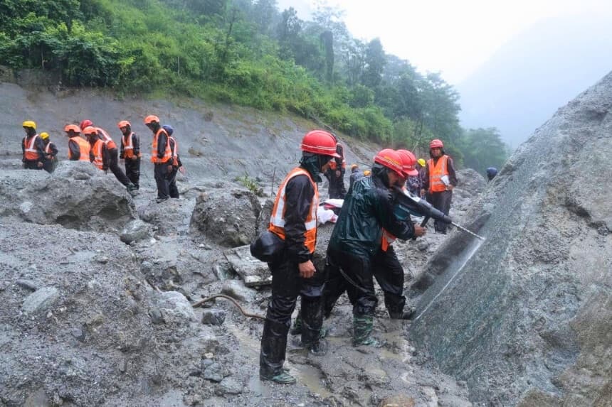 Autoridades alertan de nuevos riesgos de inundaciones tras superar los 800 muertos en Nepal y Tíbet