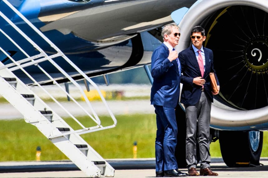 El secretario del Tesoro, Scott Bessent, y el presidente de la Reserva Federal, Kevin Warsh, conversan antes de subir a una caravana a su llegada a Asheville, antes de que los ministros de Hacienda y los gobernadores de los bancos centrales de los países del G20 se reúnan en Asheville, Carolina del Norte, el 30 de agosto de 2026. (Melissa S. Gerrits/Reuters).