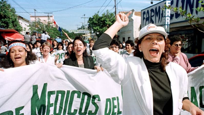 Bajos salarios empujan a unos 300 médicos a dejar el sistema público en Paraguay