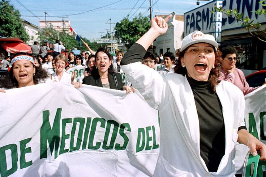 Bajos salarios empujan a unos 300 médicos a dejar el sistema público en Paraguay