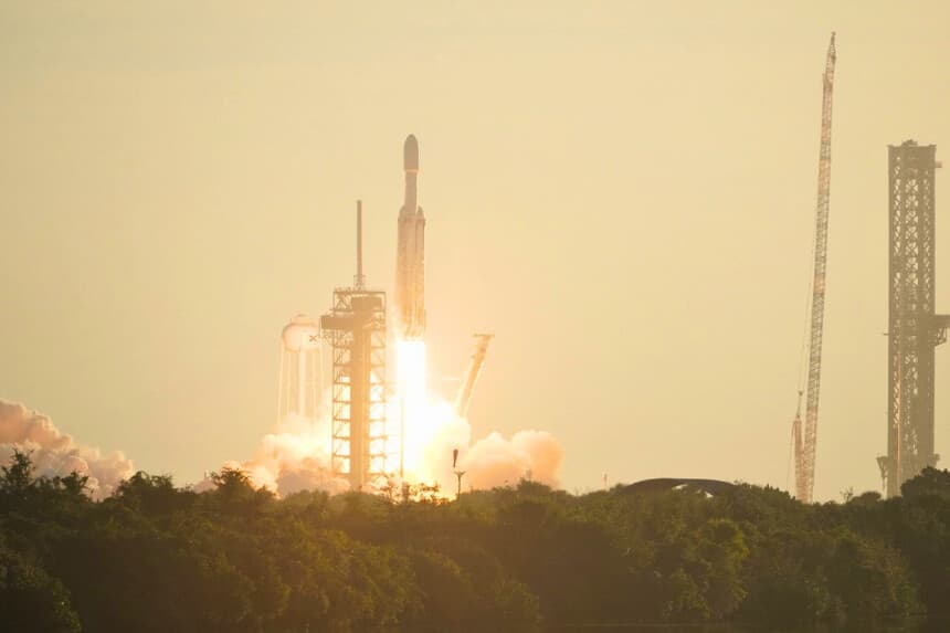 Un cohete Falcon Heavy de SpaceX cargado con el Telescopio Espacial Nancy Grace Roman de la NASA despega desde la Plataforma de Lanzamiento 39A en el Centro Espacial Kennedy, Florida, el 30 de agosto de 2026. (T.J. Muscaro/The Epoch Times).
