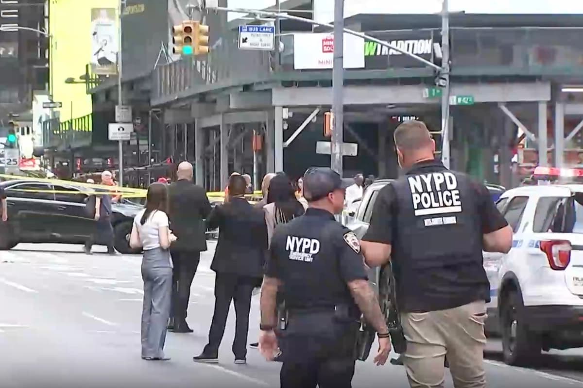 Agentes de la policía de Nueva York en el lugar de los hechos después de que una mujer, que blandía dos cuchillos grandes, apuñalara a dos personas en Times Square, en la ciudad de Nueva York, el 31 de agosto de 2026, en un fotograma de un video. (WABC vía AP)
