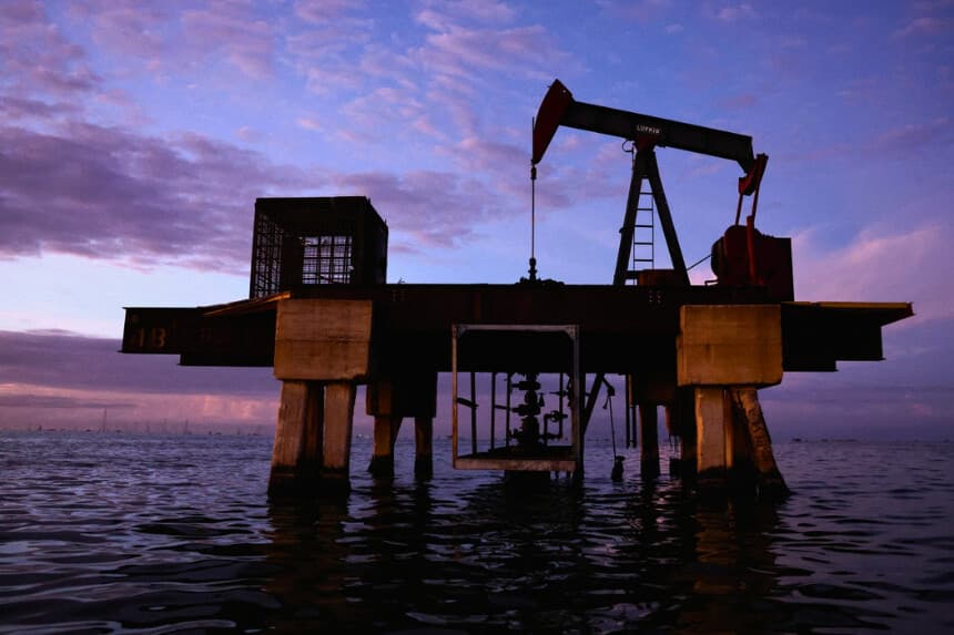 Un bombero de petróleo en el lago Maracaibo en Cabimas, Venezuela, el 27 de enero de 2026. (Leonardo Fernández Viloria/Reuters).