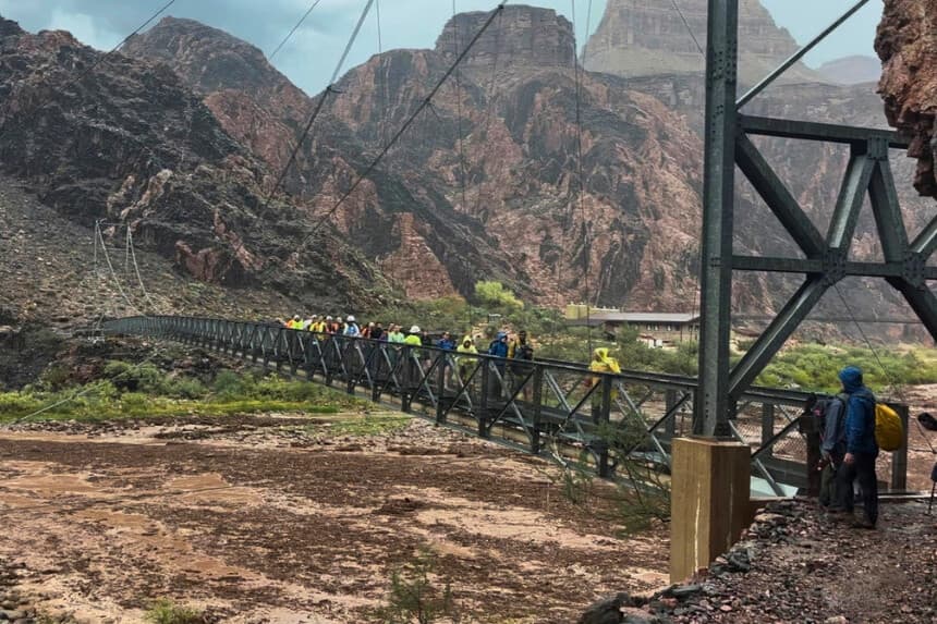Unas personas cruzan un puente en medio de una crecida repentina en el Parque Nacional del Gran Cañón, en Arizona, EE. UU., el 29 de agosto de 2026. (Foto: Wieke De Boer/vía REUTERS).