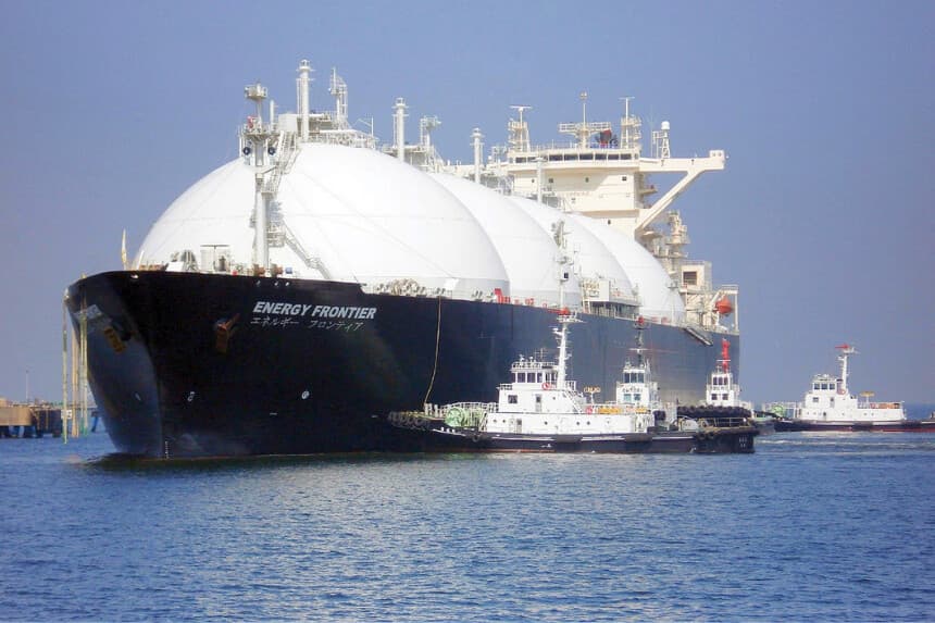 Un camión cisterna de gas natural licuado (GNL) llega a una estación de almacenamiento de gas en la prefectura de Chiba, Japón, el 6 de abril de 2009. (STR/JIJI Press/AFP vía Getty Images).