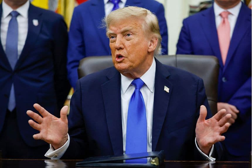 El presidente de Estados Unidos, Donald Trump, habla durante una reunión con ejecutivos del sector turístico estadounidense en el Despacho Oval de la Casa Blanca, el 2 de septiembre de 2026 en Washington, D.C. (Kevin Dietsch/Getty Images)